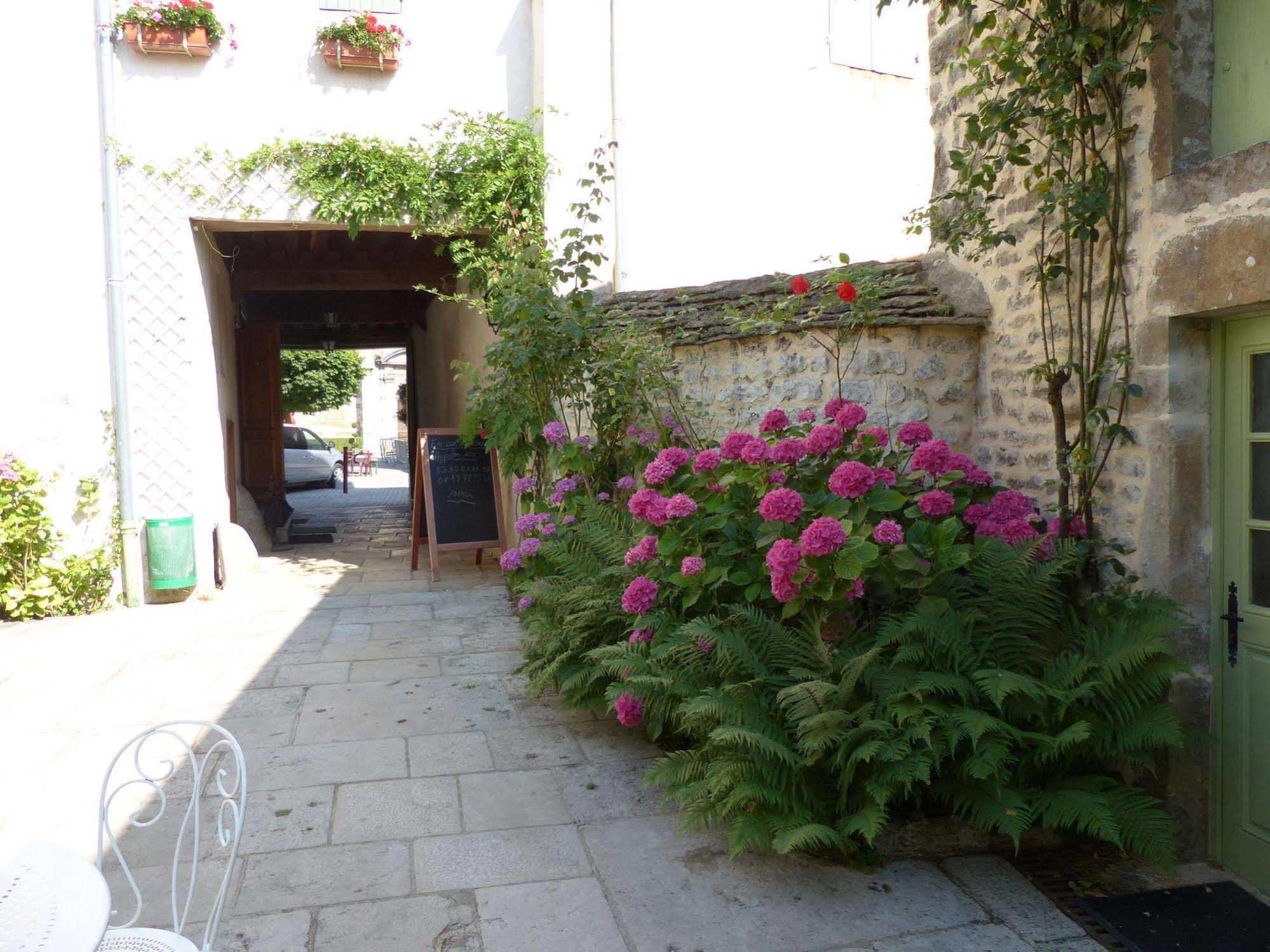 Hotel De La Halle Nolay (Cote-d'Or) Exterior foto